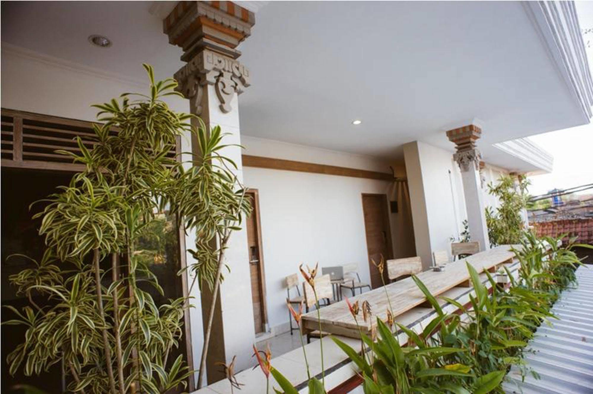Bedplus Backpacker Kuta Legian Esterno foto